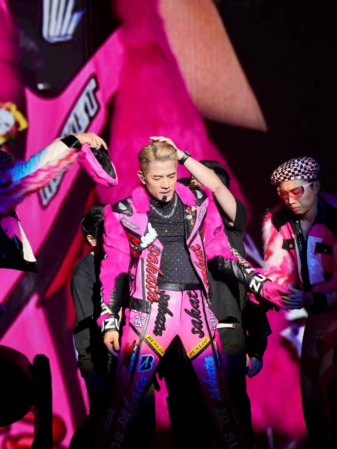 郭富城廣州演唱會再現“舞臺王者”風采，現場萬人共舞大合唱！